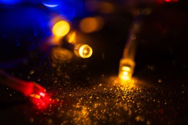 Koyu renkli arka planda renkli Noel ışıkları