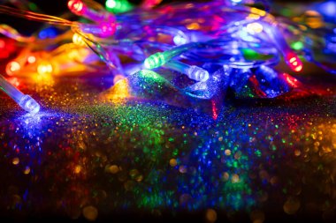 Koyu renkli arka planda renkli Noel ışıkları