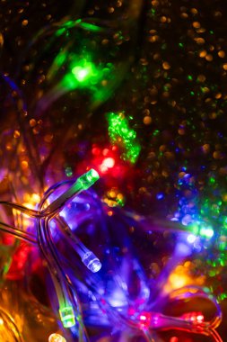 Koyu renkli arka planda renkli Noel ışıkları