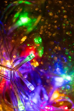 Koyu renkli arka planda renkli Noel ışıkları