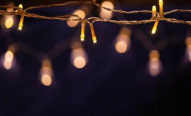 Mavi bayram arka planında renkli noel ışıkları