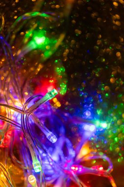 Koyu renkli arka planda renkli Noel ışıkları