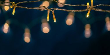 Mavi bayram arka planında renkli noel ışıkları