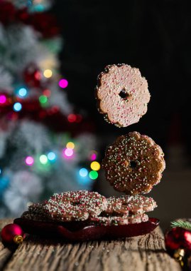 Arka planda taze Noel kurabiyeleri ağacı