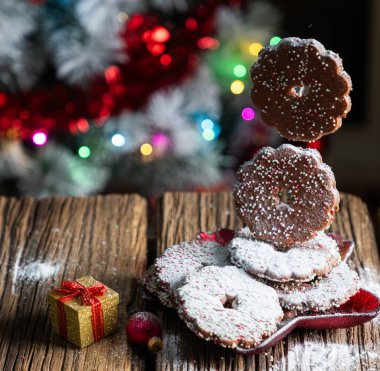 Arka planda taze Noel kurabiyeleri ağacı