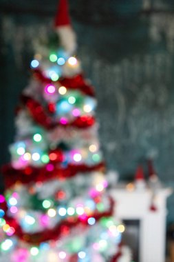 İçinde mücevherler ve tatil ışıkları olan bir Noel kartı.