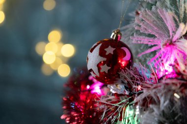 İçinde mücevherler ve tatil ışıkları olan bir Noel kartı.