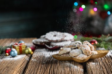 Arka planda taze Noel kurabiyeleri ağacı