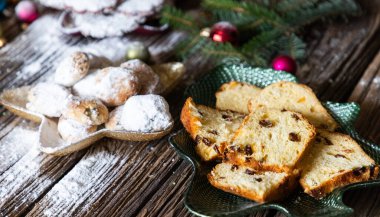 Arka planda taze Noel kurabiyeleri ağacı