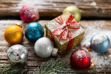 İçinde mücevherler ve tatil ışıkları olan bir Noel kartı.