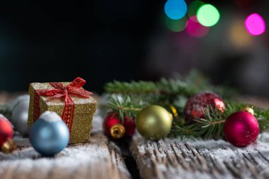 İçinde mücevherler ve tatil ışıkları olan bir Noel kartı.