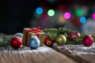 İçinde mücevherler ve tatil ışıkları olan bir Noel kartı.