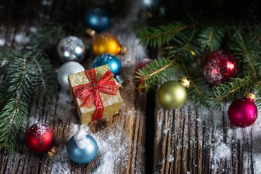 İçinde mücevherler ve tatil ışıkları olan bir Noel kartı.