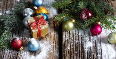 İçinde mücevherler ve tatil ışıkları olan bir Noel kartı.