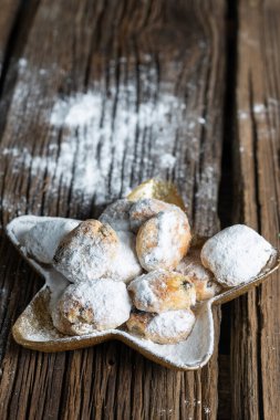 Arka planda taze Noel kurabiyeleri ağacı