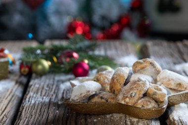 Arka planda taze Noel kurabiyeleri ağacı