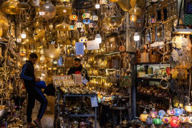 MARRAKESH, MOROCCO - 4 Aralık 2025: Yerliler ve turistler, Unesco dünya mirasının bir parçası olan Marakeş eski Medine sokaklarında ve geleneksel pazarlarda günlük işlerine devam ediyorlar