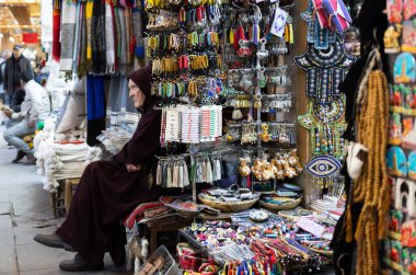 MARRAKESH, MOROCCO - 4 Aralık 2025: Yerliler ve turistler, Unesco dünya mirasının bir parçası olan Marakeş eski Medine sokaklarında ve geleneksel pazarlarda günlük işlerine devam ediyorlar