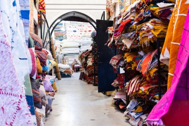 MARRAKESH, MOROCCO - 4 Aralık 2025: Yerliler ve turistler, Unesco dünya mirasının bir parçası olan Marakeş eski Medine sokaklarında ve geleneksel pazarlarda günlük işlerine devam ediyorlar