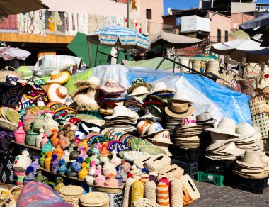 MARRAKESH, MOROCCO - 4 Aralık 2025: Yerliler ve turistler, Unesco dünya mirasının bir parçası olan Marakeş eski Medine sokaklarında ve geleneksel pazarlarda günlük işlerine devam ediyorlar