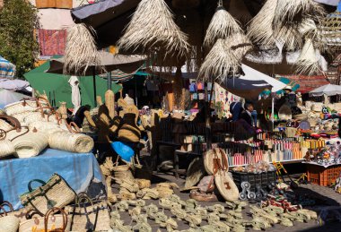 MARRAKESH, MOROCCO - 4 Aralık 2025: Yerliler ve turistler, Unesco dünya mirasının bir parçası olan Marakeş eski Medine sokaklarında ve geleneksel pazarlarda günlük işlerine devam ediyorlar