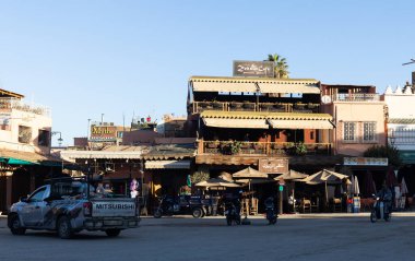 MARRAKESH, MOROCCO - 4 Aralık 2025: Yerliler ve turistler, Unesco dünya mirasının bir parçası olan Marakeş eski Medine sokaklarında ve geleneksel pazarlarda günlük işlerine devam ediyorlar