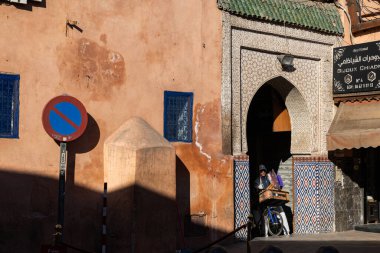 MARRAKESH, MOROCCO - 4 Aralık 2025: Yerliler ve turistler, Unesco dünya mirasının bir parçası olan Marakeş eski Medine sokaklarında ve geleneksel pazarlarda günlük işlerine devam ediyorlar