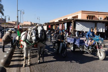 MARRAKESH, MOROCCO - 4 Aralık 2025: Yerliler ve turistler, Unesco dünya mirasının bir parçası olan Marakeş eski Medine sokaklarında ve geleneksel pazarlarda günlük işlerine devam ediyorlar