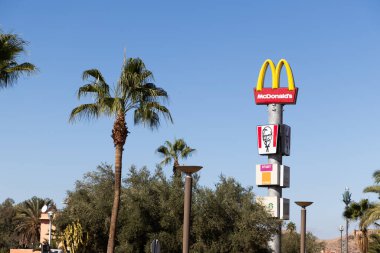 MARRAKESH, MOROCCO - 4 ARALIK 2025: McDonalds ve KFC işaretleri Marakeş 'te