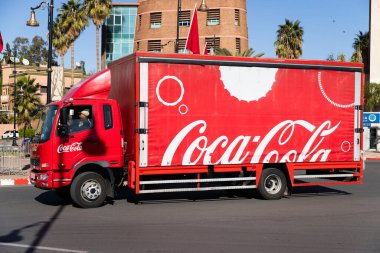 MARRAKESH, FOCCO - 4 ARALIK 2025: Marakeş 'te Coca Cola kamyonu ffriving