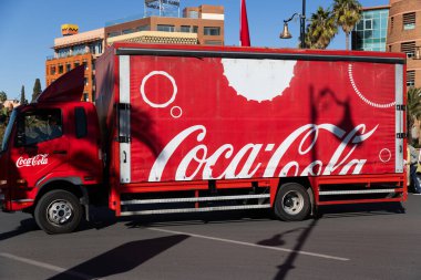 MARRAKESH, FOCCO - 4 ARALIK 2025: Marakeş 'te Coca Cola kamyonu ffriving