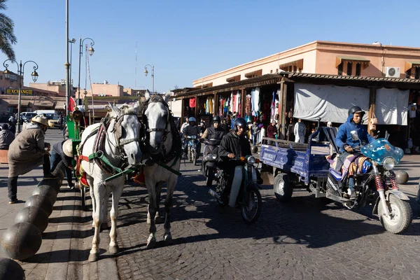 MARRAKESH, MOROCCO - 4 Aralık 2025: Yerliler ve turistler, Unesco dünya mirasının bir parçası olan Marakeş eski Medine sokaklarında ve geleneksel pazarlarda günlük işlerine devam ediyorlar