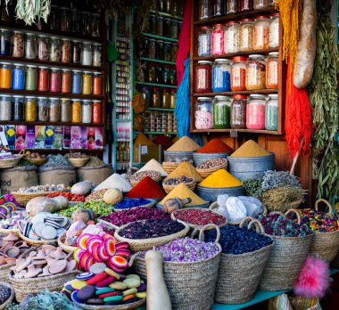 Eski Medine, Marakeş, Fas 'taki Jamaa el Fna pazarındaki hatıra ve baharatlar.