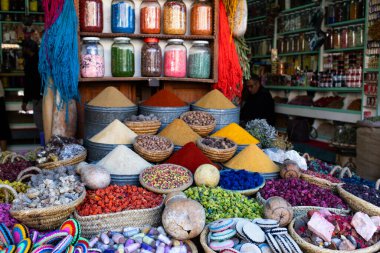 Eski Medine, Marakeş, Fas 'taki Jamaa el Fna pazarındaki hatıra ve baharatlar.