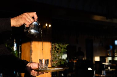 Fas 'ta geleneksel nane çayı çaydanlıkta servis edilir.