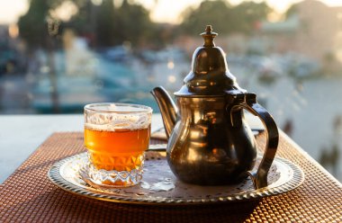 Fas 'ta geleneksel nane çayı çaydanlıkta servis edilir.