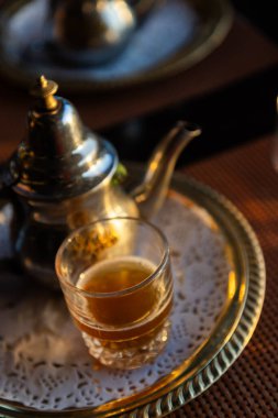 Fas 'ta geleneksel nane çayı çaydanlıkta servis edilir.