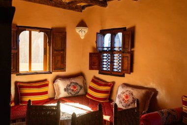 Geleneksel Fas odasının içi renkli