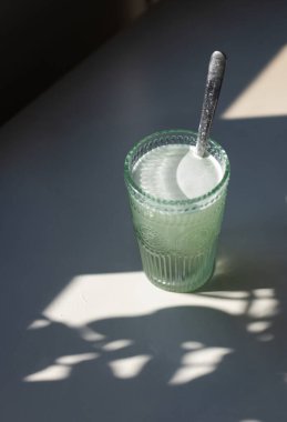 Suya karıştırılmış beyaz kolajen tozu sağlıklı süperyiyecekler