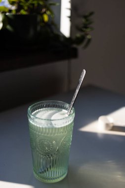 Suya karıştırılmış beyaz kolajen tozu sağlıklı süperyiyecekler