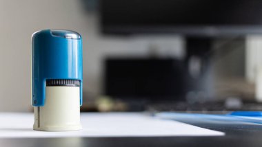 Beyaz kağıtta mavi damga