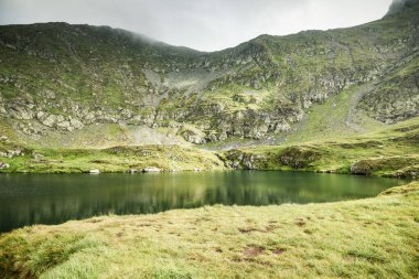 Capra Gölü ile İbne Dağları