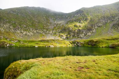 Capra Gölü ile İbne Dağları