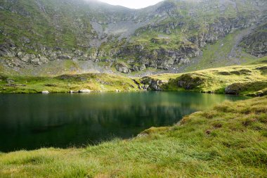 Capra Gölü ile İbne Dağları