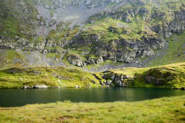 Capra Gölü ile İbne Dağları