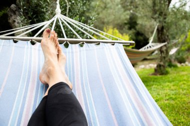 Hamakta dinlenen kadın ayakları