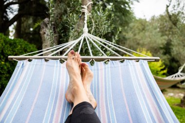 Hamakta dinlenen kadın ayakları