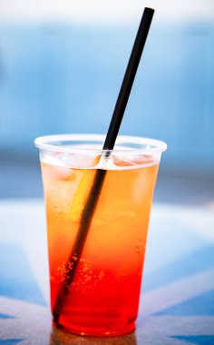 Mavi bir masada aperol spreyi.