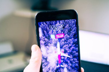Wizzair uygulamasını bir telefonda açan kişi