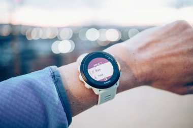 İnsan bir garmin saat kuruyor.